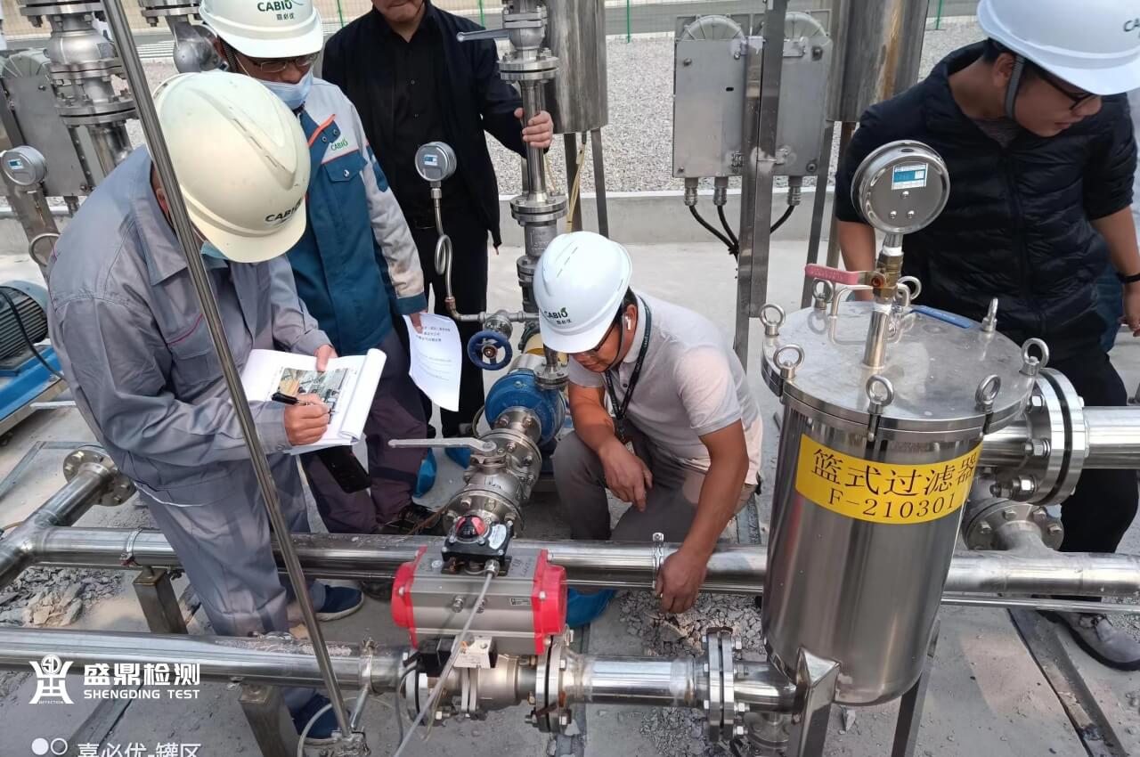 工程师正在现场对防爆电气进行检测